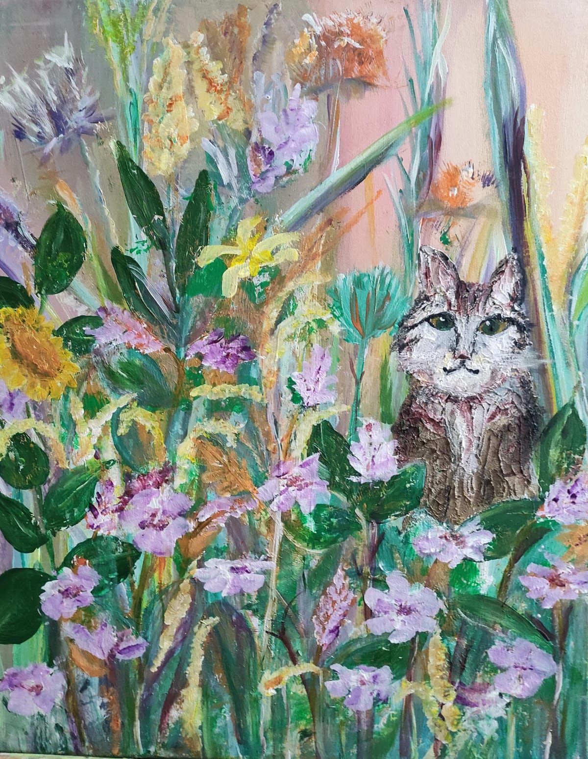 Katze im Blumenbeet
